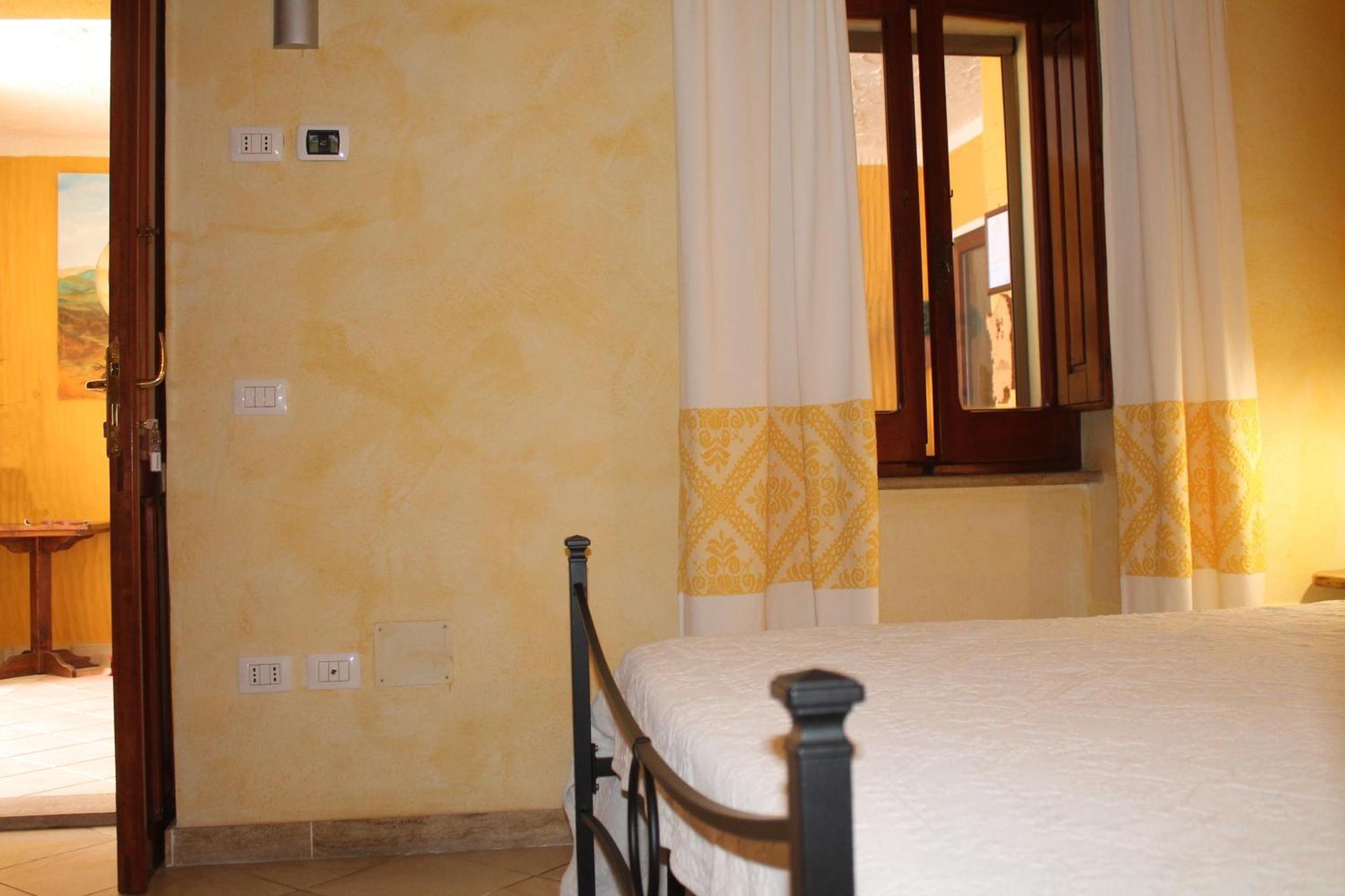 Hotel S'Alzolitta Magomadas Habitación foto