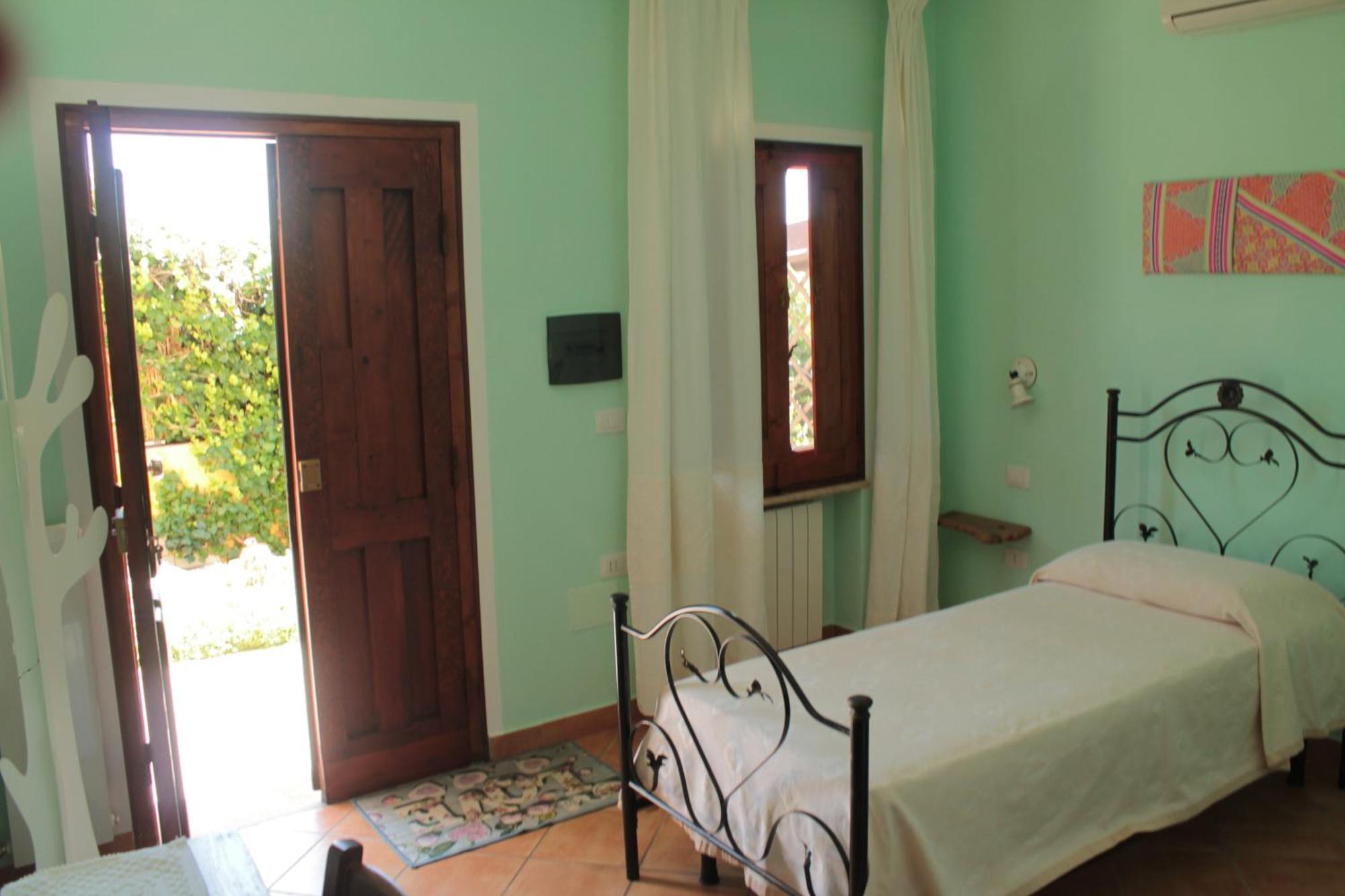 Hotel S'Alzolitta Magomadas Habitación foto